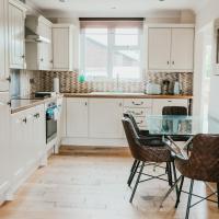 Well equipped large home with hot tub & log burner, hotel in Washford