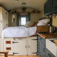 Shepherd hut with hot tub in John O Groats NC500, hotel in John O Groats