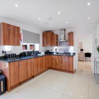Luxury 5 bedroom Serviced House Leavesden With 4 Bathrooms and Parking