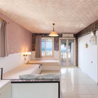Entire Villa full View 3 bedrooms 3 bathrooms 3 kitchens, hotel in Piskopianon
