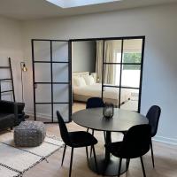 Unique luxury apartment with cosy garden!, hotel in: Stationsbuurt-Zuid, Gent