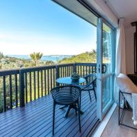 Family Friendly Home with Tree Top Vista, hotel in Auckland
