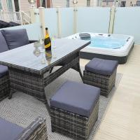 Premium accommodation with luxury HOT-TUB and decking area, near Fantasy Island