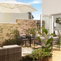 Wow! Habita Property STUNNING Spacious Plymouth, Derriford 3 Bedroom House - Decking, Garden, Private Parking, hotel in Plymouth