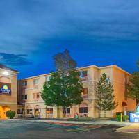 Days Inn & Suites by Wyndham Airport Albuquerque, hotel near Albuquerque International Sunport Airport - ABQ, Albuquerque
