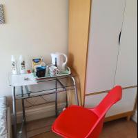 Worthing Beachfront Home Stay Room, hotel in Worthing