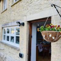 The Gardens Cotswold Holiday Cottage, hotel in Langford
