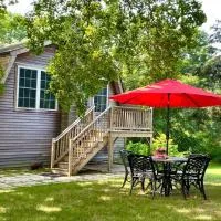 Newly Renovated Carriage House Near Town & Beaches, hotel di Madison