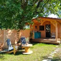 Joli chalet en bois à 7 mn des plages du Bassin d'Arcachon, hotel di Andernos-les-Bains