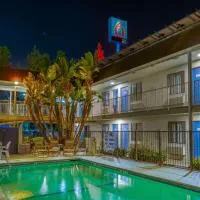Motel 6-Merced, CA - North, hotelli kohteessa Merced