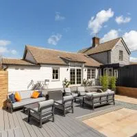The Railway Hotel by Barefoot Retreats, hotel em Burnham Market