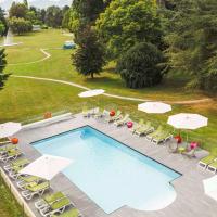 an overhead view of a swimming pool with chairs and umbrellas at ibis Styles Aix les Bains Domaine de Marlioz, Aix-les-Bains