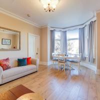 Spacious Apartment In The Heart Of Ealing Broadway, hotel in West Ealing, London