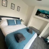 Lovely 1-bedroom apartment with garden and parking, hotel em Stone