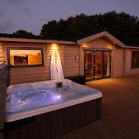 Cambridgeshire Lakes - luxury lodges in a stunning lake location, hotel in Gamlingay