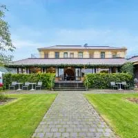The Grand Hotel & Bar - Akaroa, hotel di Akaroa