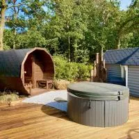 Luxe Finse Kota met Jacuzzi en SaunaBarrel de Zandhoef, хотел в Еерсел