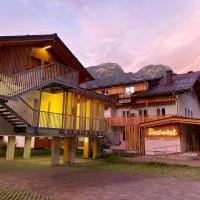 Seehotel am Hallstättersee modern rooms with AC, hotel a Obertraun