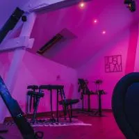 Love Room - La Villa Monroe - Un écrin de volupté épicée, hotel in Le Vézier