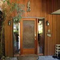 Five Elements Lodge B&B with Outdoor Spa، فندق في Fernwood