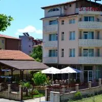 Saint George Family Hotel, hotel u gradu Lozenec