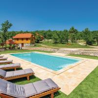 Amazing home in Perusic with 2 Bedrooms, WiFi and Outdoor swimming pool, hotel u Perušiću