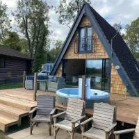 Widgeon Bespoke Cabin is lakeside with Private fishing peg, hot tub situated at Tattershall Lakes Country Park, hotel em Tattershall