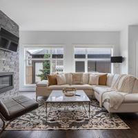 Contemporary Luxury 4 bedroom House near Downtown, hotel in Kensington, Calgary