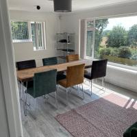 Modern 2 Bedroom private Flat with private parking