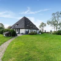 Spacious holiday home in Heiloo with a large garden, hotel in Heiloo