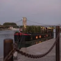 LA PENICHE - Bed And Bicycle - Tournon، فندق في تورنو-سور-رون