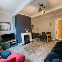 LITTLE RED HOLIDAY HOME - 2 Bed House with Free Parking within West Yorkshire, local access to the Peak District