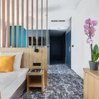 Tennis & Country Club Hotel، فندق في Giebułtów