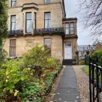 West End Large Two Bedroom flat G12 private parking, hotel in Glasgow