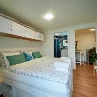 Apartment für 2 Erwachsene und 2 Kinder, ausgestattet mit einem Weinkeller und einem kleinen Hof - SELF-MADE FRÜHSTÜCK INBEGRIFFEN, Hotel in Retz