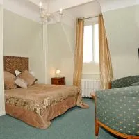 Hotel La Tour, хотел в Сули-сюр-Лоар
