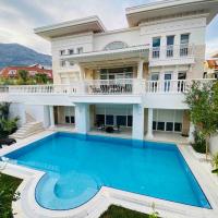 Villa Beren , 300 mt denize , ultra lux triplex villa, hotel in Kemer