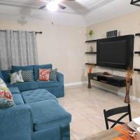 Spacious 2 Bedroom in Portmore with Pool, hotel in Portmore