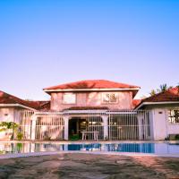 Cozzy villa with pool 8min walk from the beach, hotel in Mombasa