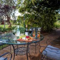 EdenValley Private Manicured Gardens with Fire Pit, hotel cerca de Aeropuerto de Parkes - PKE, Parkes