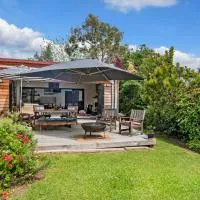 Westhay Stables - Paparoa Holiday Home, готель у місті Paparoa