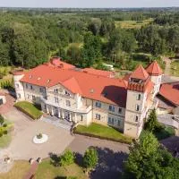 Dwór Dziekanów، فندق في Zielonki