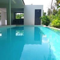 Belle villa récente 95M2 au calme avec piscine, hotel in Na Mueang