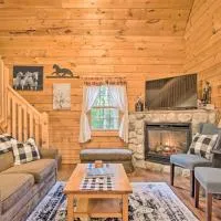 Rustic Rothbury Cabin w/ Resort Amenity Access!, hotelli kohteessa Rothbury