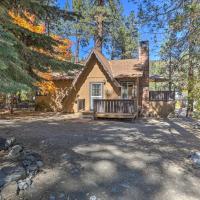 Whimsical Pinecone Cottage with Fire Pit and Deck, hotel in Wrightwood