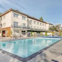 Logis Hotel Maison Carrée Restaurant O Carré dArt、Mérévilleのホテル
