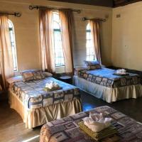 Bungalow 1 on this world renowned Eco site 40 minutes from Vic Falls Fully catered stay - 1978, hotel v destinácii Victoria Falls v blízkosti letiska Victoria Falls Airport - VFA