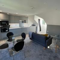 Luxurious 1 bed top floor apartment with parking