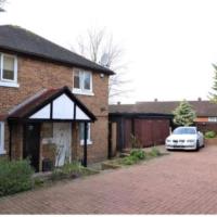 Cheerful 4- Bedroom Detached House with Portable, hotel in Addington