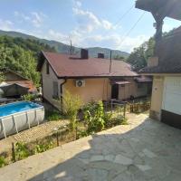 House with a nice garden, view, pool and fireplace, hotel in Sofia